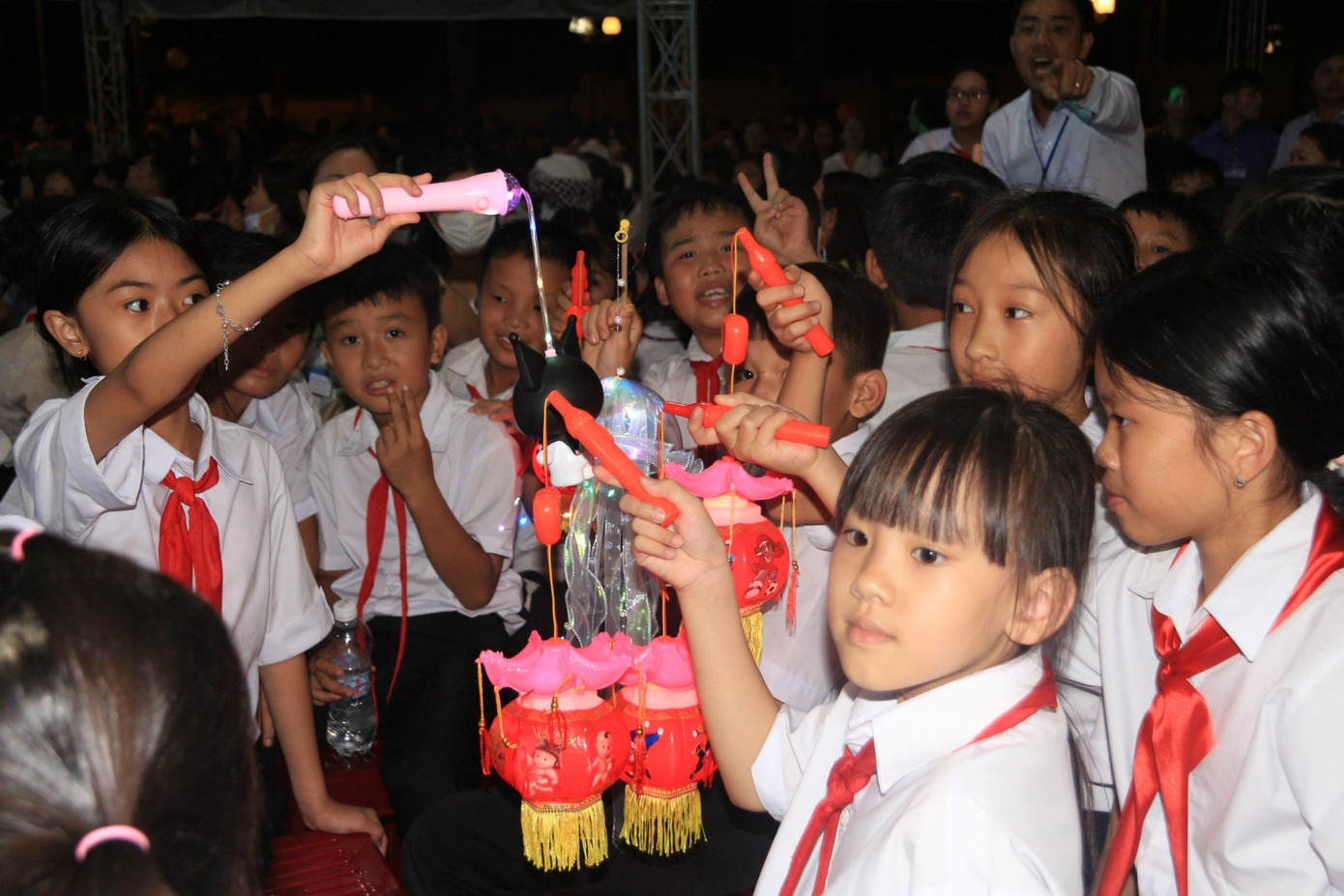 Các em thiếu nhi háo hức với lồng đèn trung thu Các em thiếu nhi háo hức với lồng đèn trung thu
