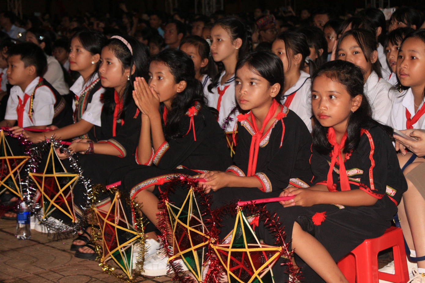 Các em mang trang phục truyền thống cùng chiếc đèn ông sao Các em mang trang phục truyền thống cùng chiếc đèn ông sao