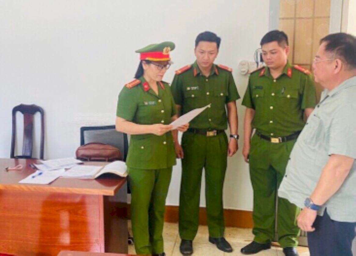 Cơ quan điều tra công bố quyết định khởi tố bị can đối với Huỳnh Văn Toàn. Ảnh: Công an Cơ quan điều tra công bố quyết định khởi tố bị can đối với Huỳnh Văn Toàn. Ảnh: Công an