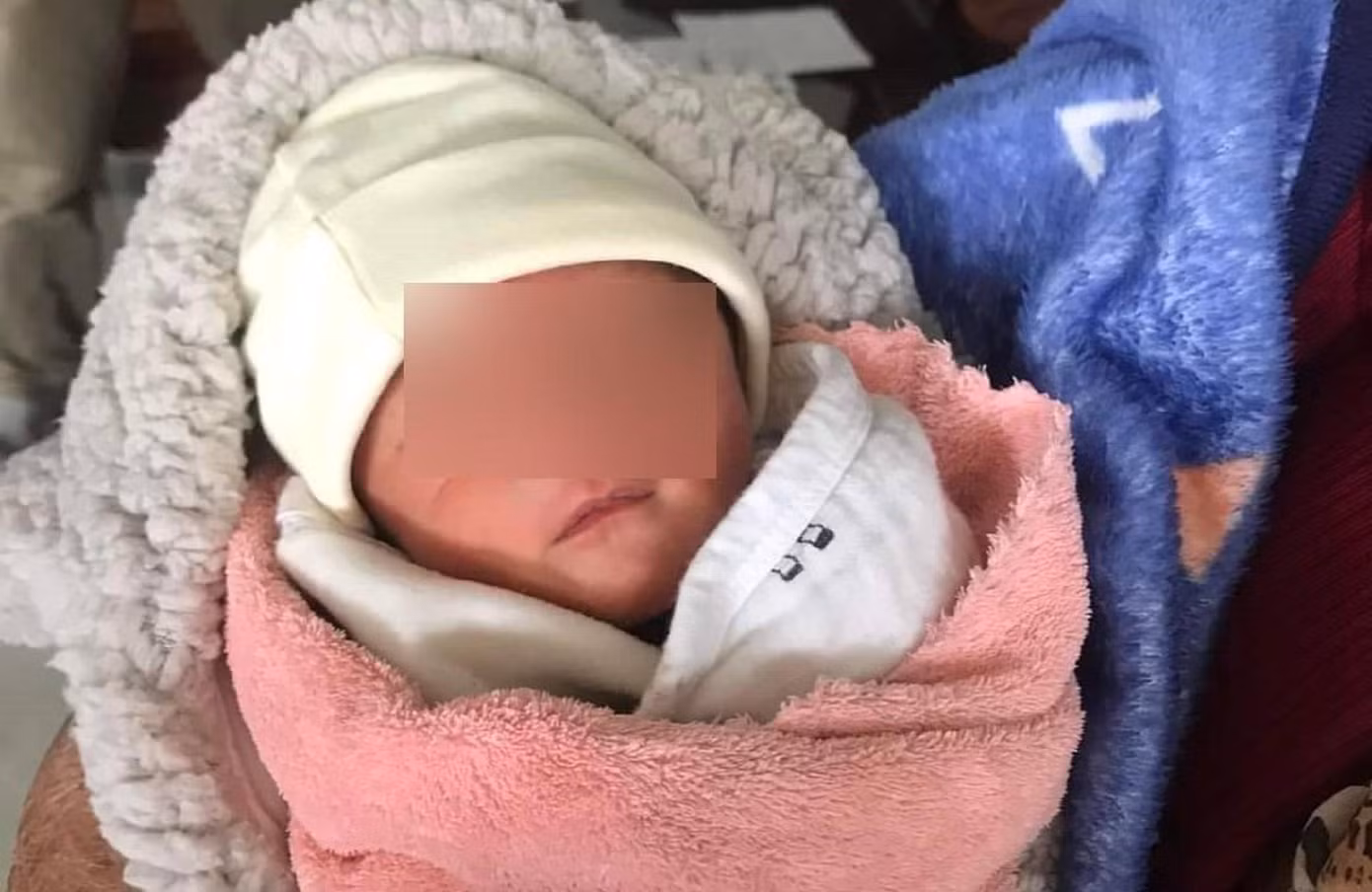 Bé trai sơ sinh bị bỏ rơi. Ảnh người dân cung cấp