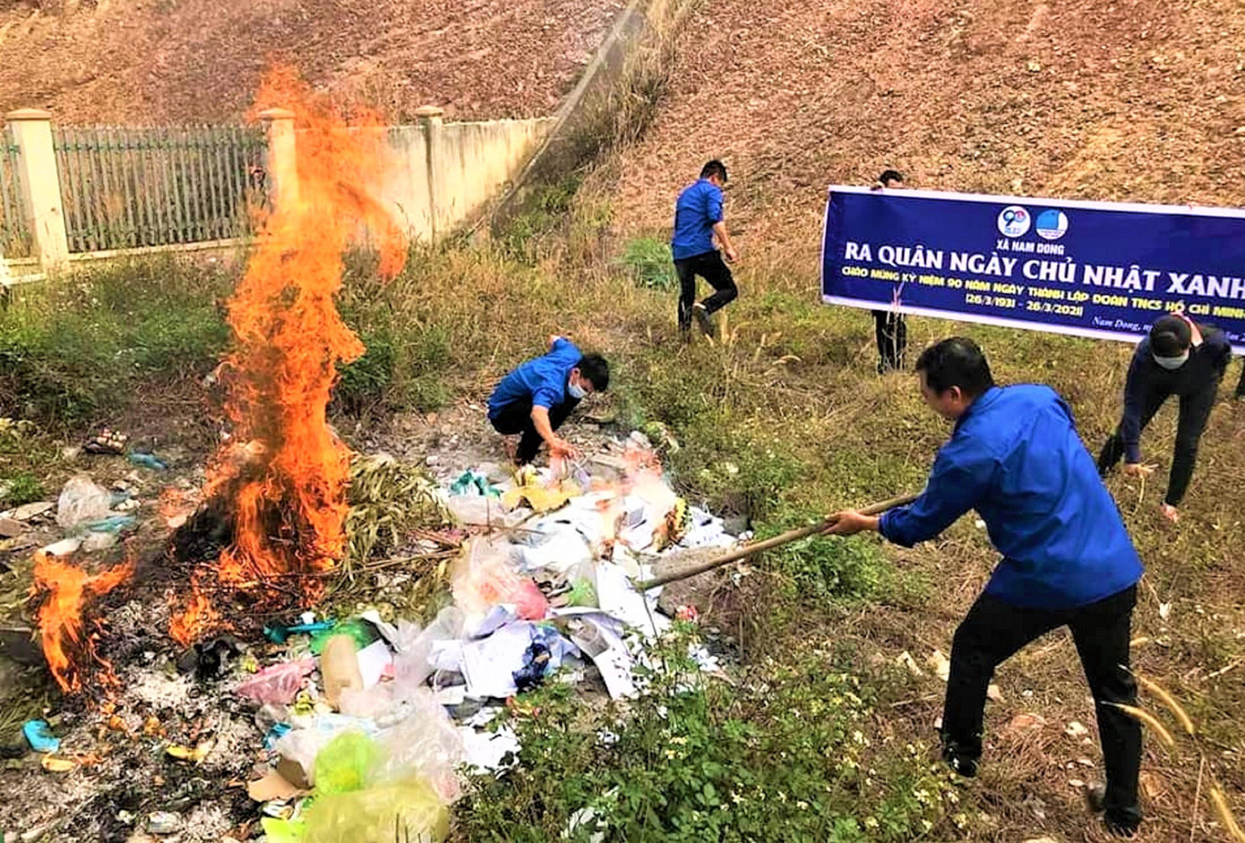 Đoàn viên, thanh niên ra quân dọn vệ sinh