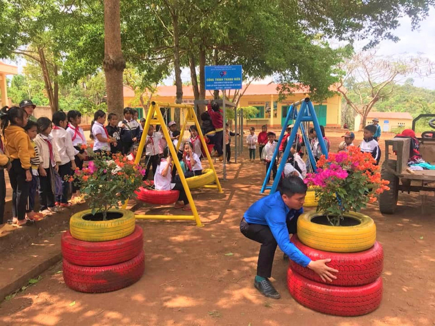 Đoàn thanh niên làm khu vui chơi tặng học sinh
