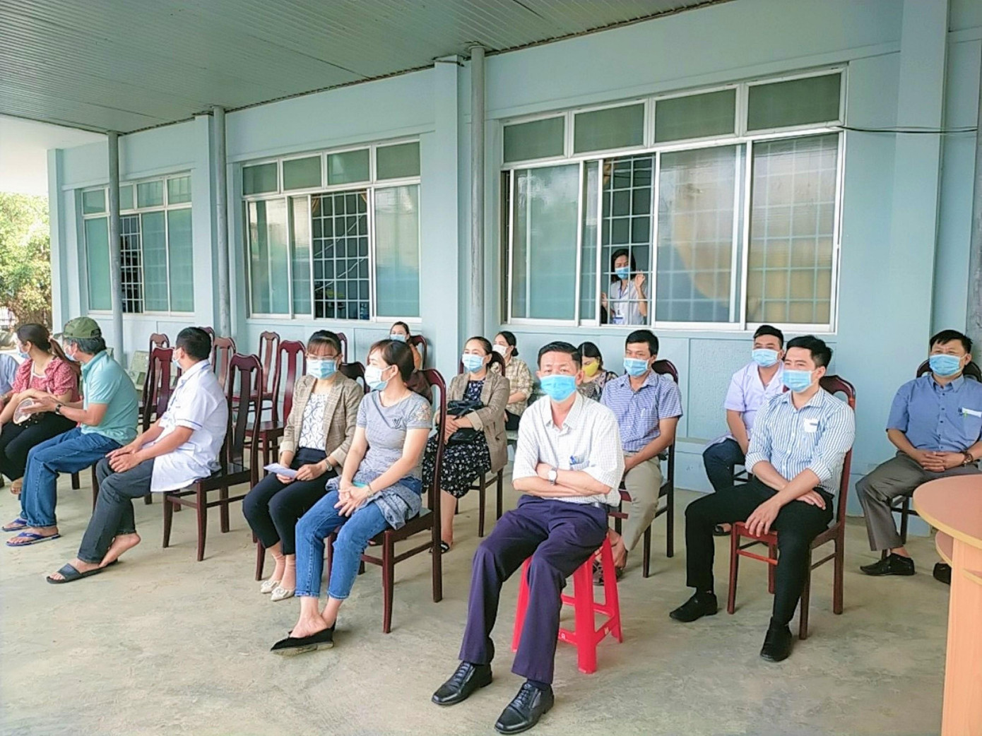 Cán bộ nhân viên làm việc trong ngành y tế lần lượt được tiêm vắc xin