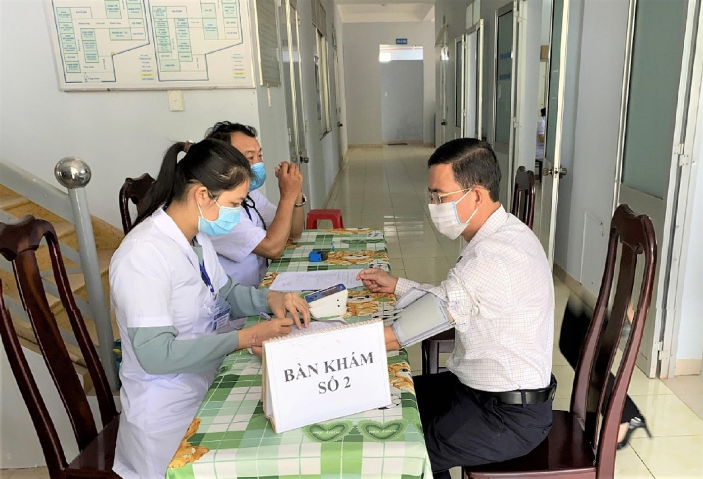 Khám sàn lọc trước khi tiêm vắc xin COVID-19