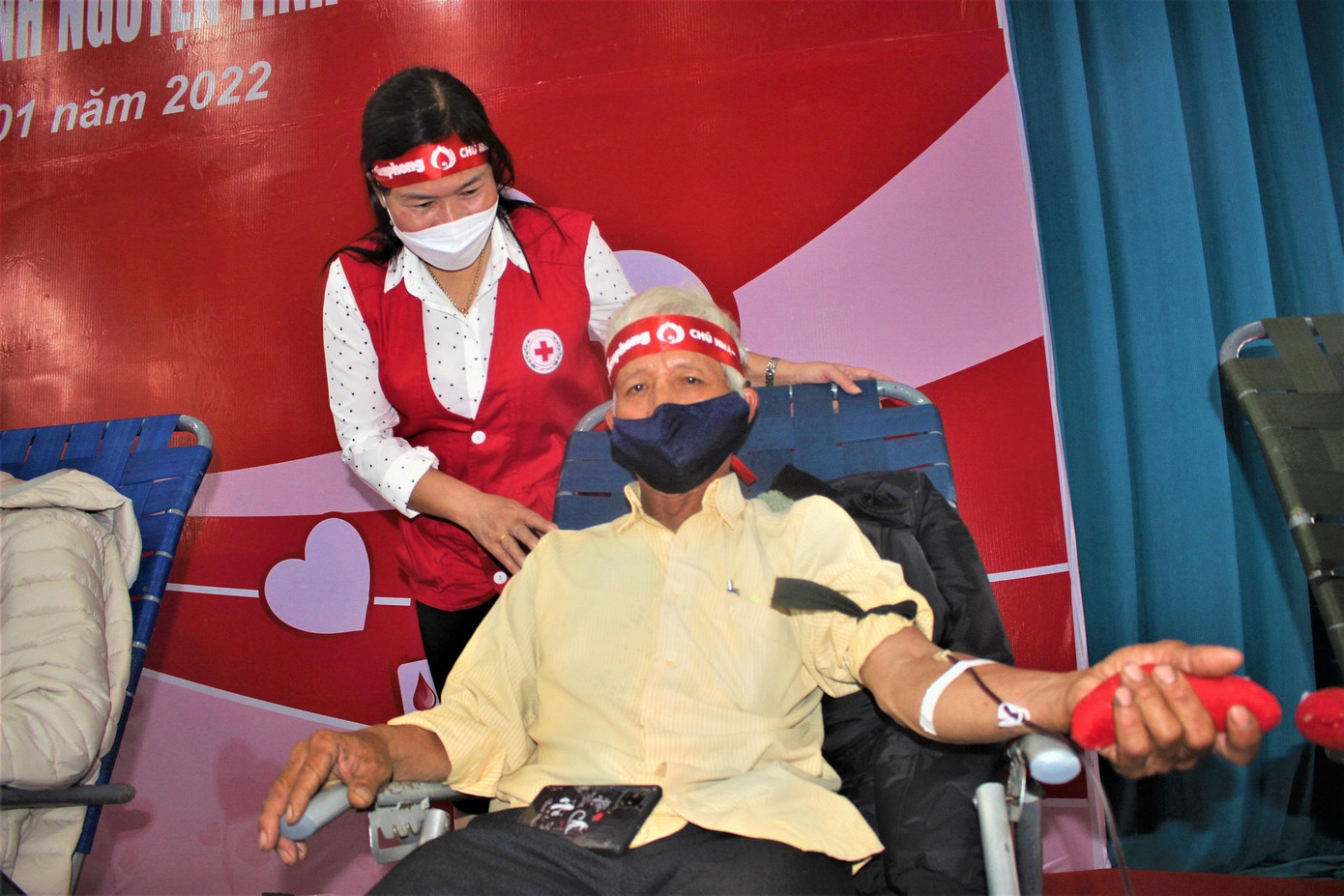 Bà Trần Thị Châu- Chủ tịch Hội Chữ Thập đỏ huyện Ea Kar cảm ơn ông Sơn đã vượt hơn 20 cây số đi hiến máu