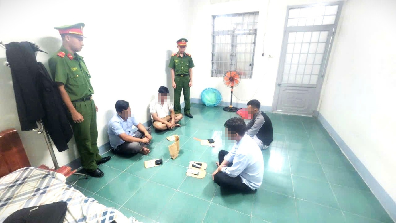 Bốn đối tượng bị bắt quả tang khi đang chơi bài ăn tiền. Bốn đối tượng bị bắt quả tang khi đang chơi bài ăn tiền.