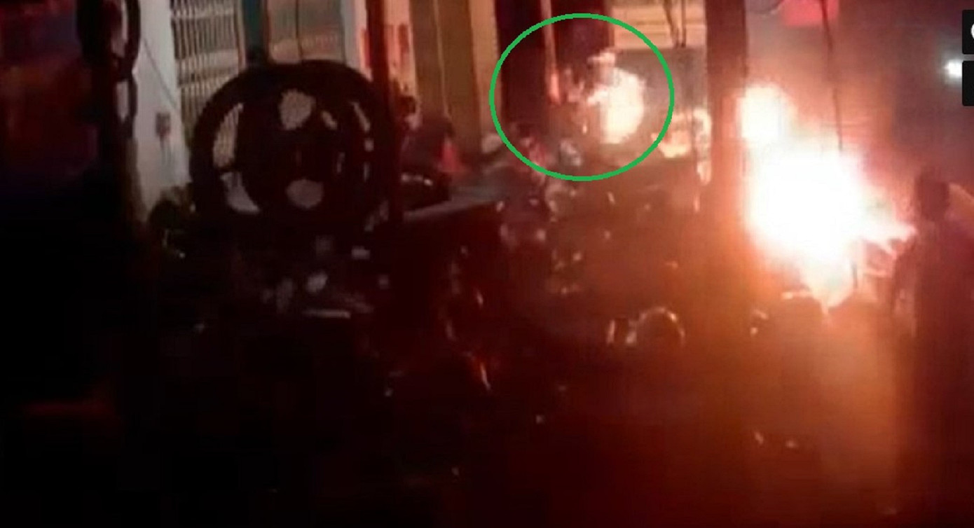 Một thanh niên bị lửa "bom xăng" cháy bén vào người