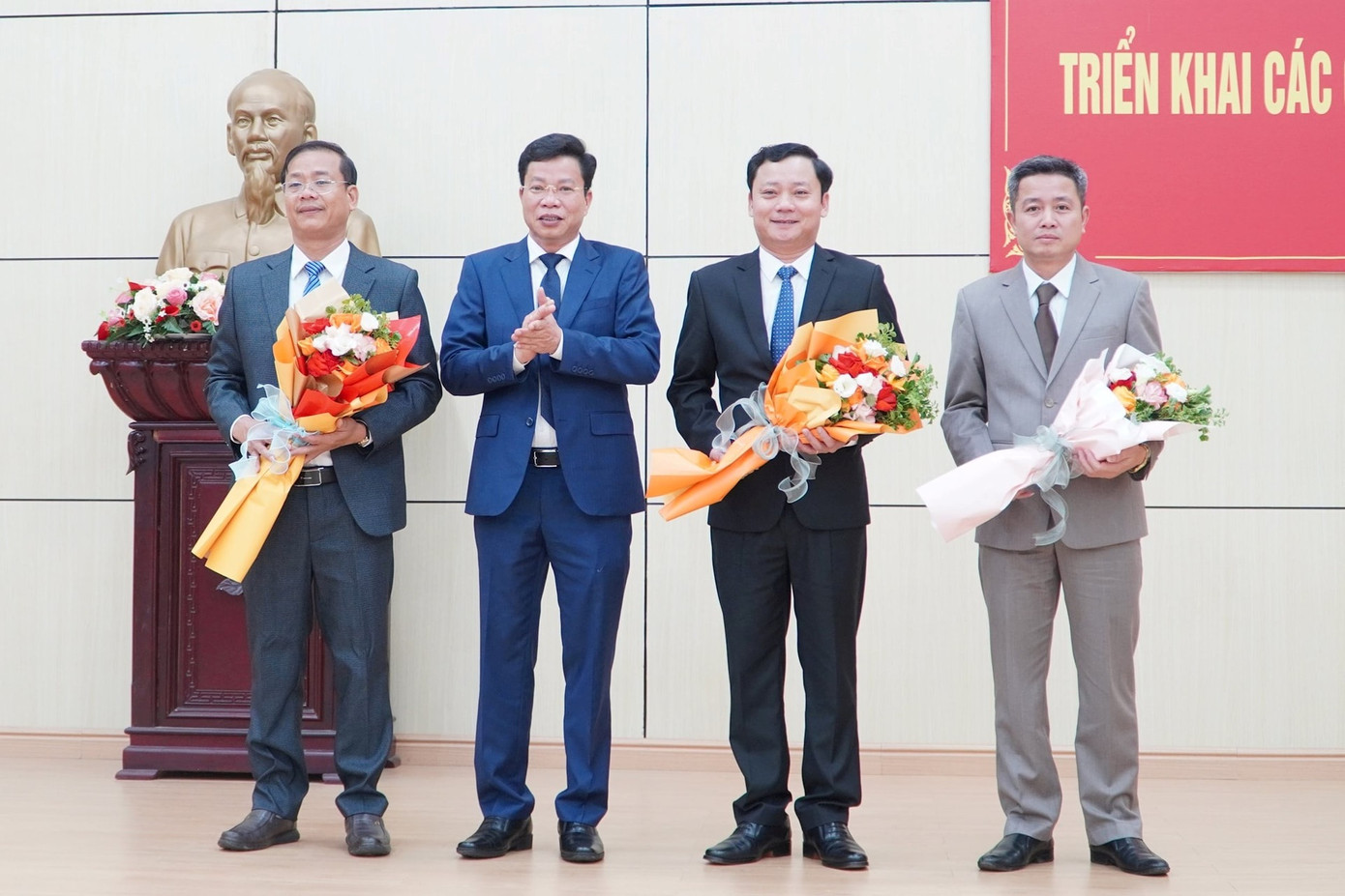 Ông Võ Phạm Xuân Lâm – Trưởng Ban Tổ chức Tỉnh ủy Đắk Nông (thứ 3, trái qua) nhận nhiệm vụ mới. Ảnh: Hoàng Hoài