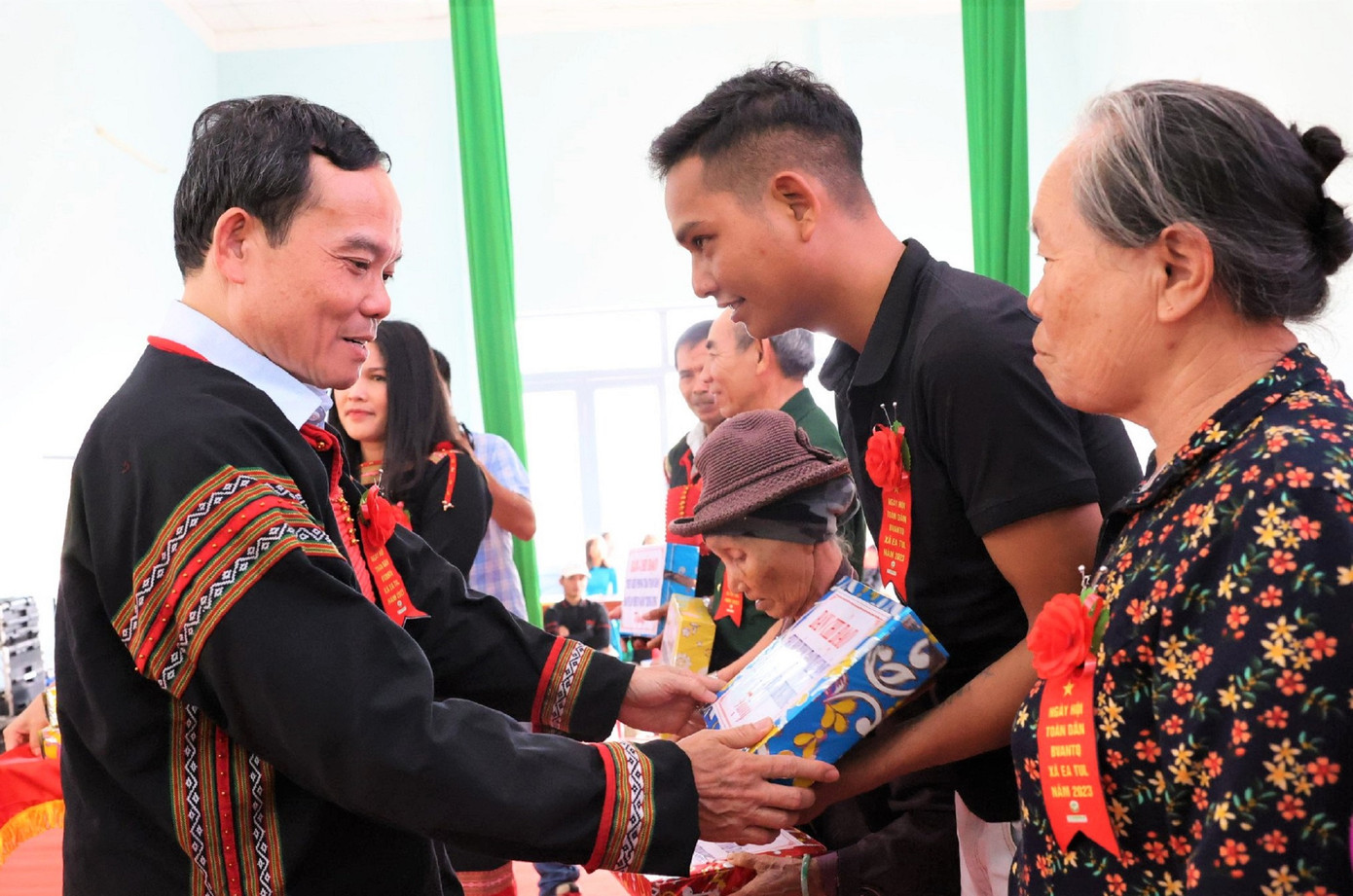 Phó Thủ tướng Chính phủ Trần Lưu Quang tặng quà cho bà con