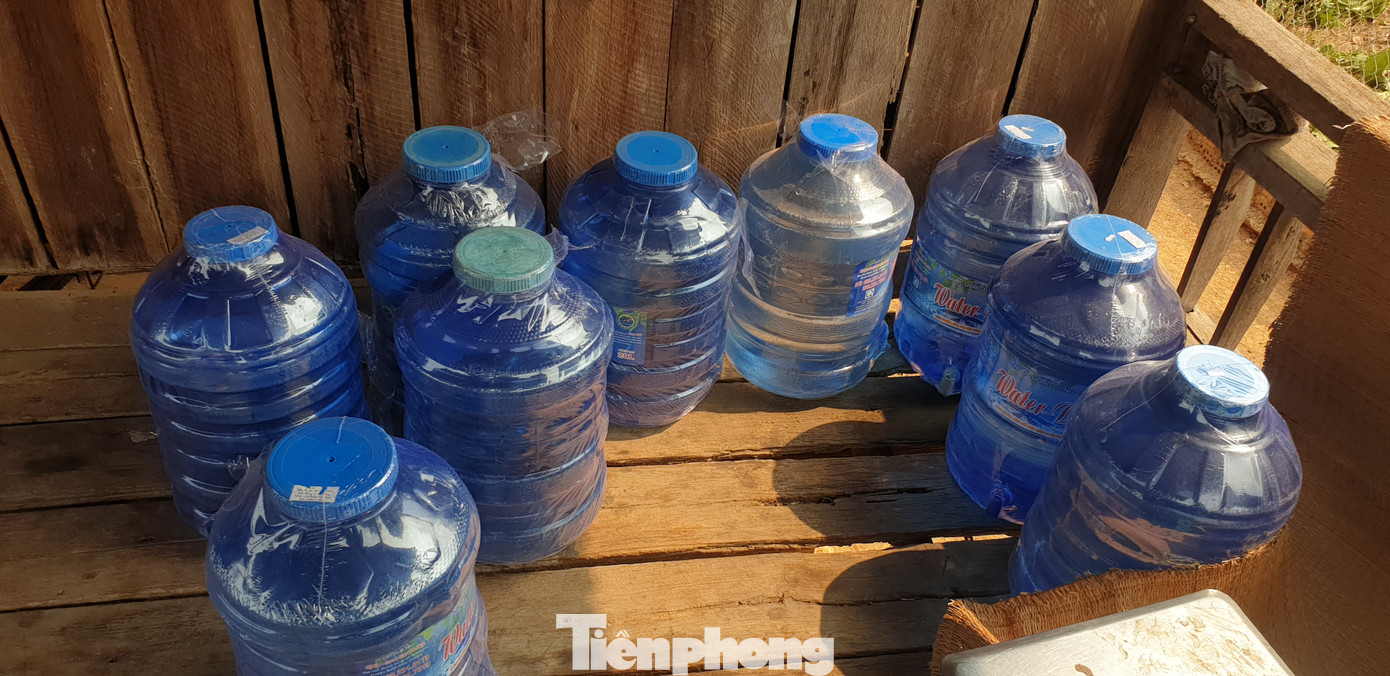 Người dân mua nước bình về sử dụng.