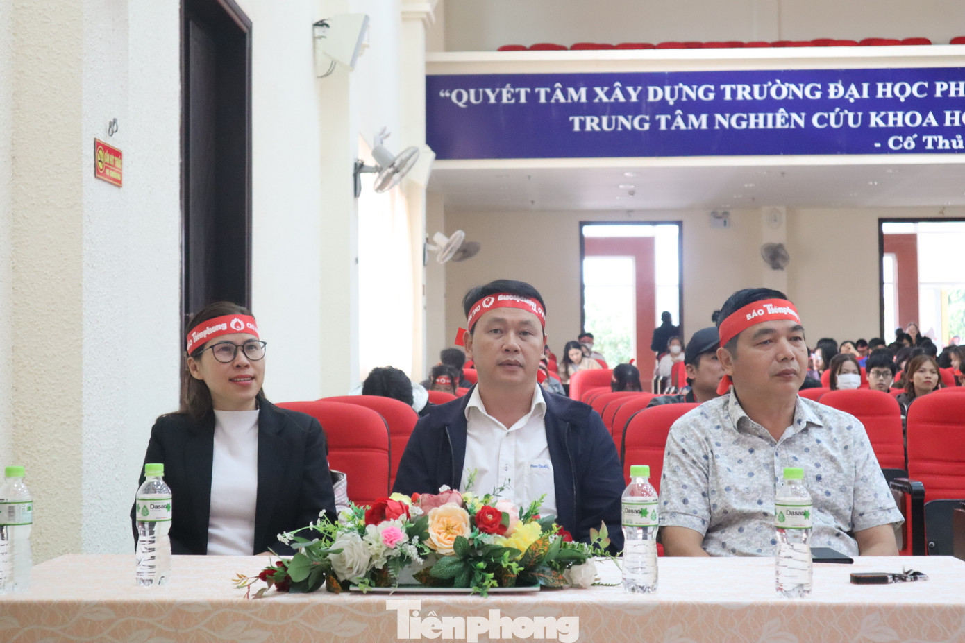 Bà Võ Thị Ngọc - Phó Chủ tịch Hội Liên hiệp Phụ nữ tỉnh Đắk Lắk; ông Nguyễn Đình Nam (giữa) - Trưởng phòng Khoa giáo, Ban Tuyên giáo tỉnh ủy Đắk Lắk; ông Nguyễn Trung Thành (ngoài cùng, bên phải) - Phó Giám đốc Sở Y tế tỉnh Đắk Lắk. Bà Võ Thị Ngọc - Phó Chủ tịch Hội Liên hiệp Phụ nữ tỉnh Đắk Lắk; ông Nguyễn Đình Nam (giữa) - Trưởng phòng Khoa giáo, Ban Tuyên giáo tỉnh ủy Đắk Lắk; ông Nguyễn Trung Thành (ngoài cùng, bên phải) - Phó Giám đốc Sở Y tế tỉnh Đắk Lắk.