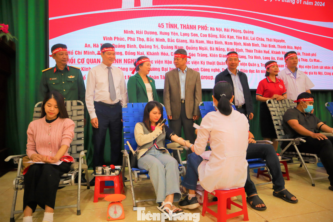 Các đại biểu thăm, động viên người tham gia hiến máu Các đại biểu thăm, động viên người tham gia hiến máu