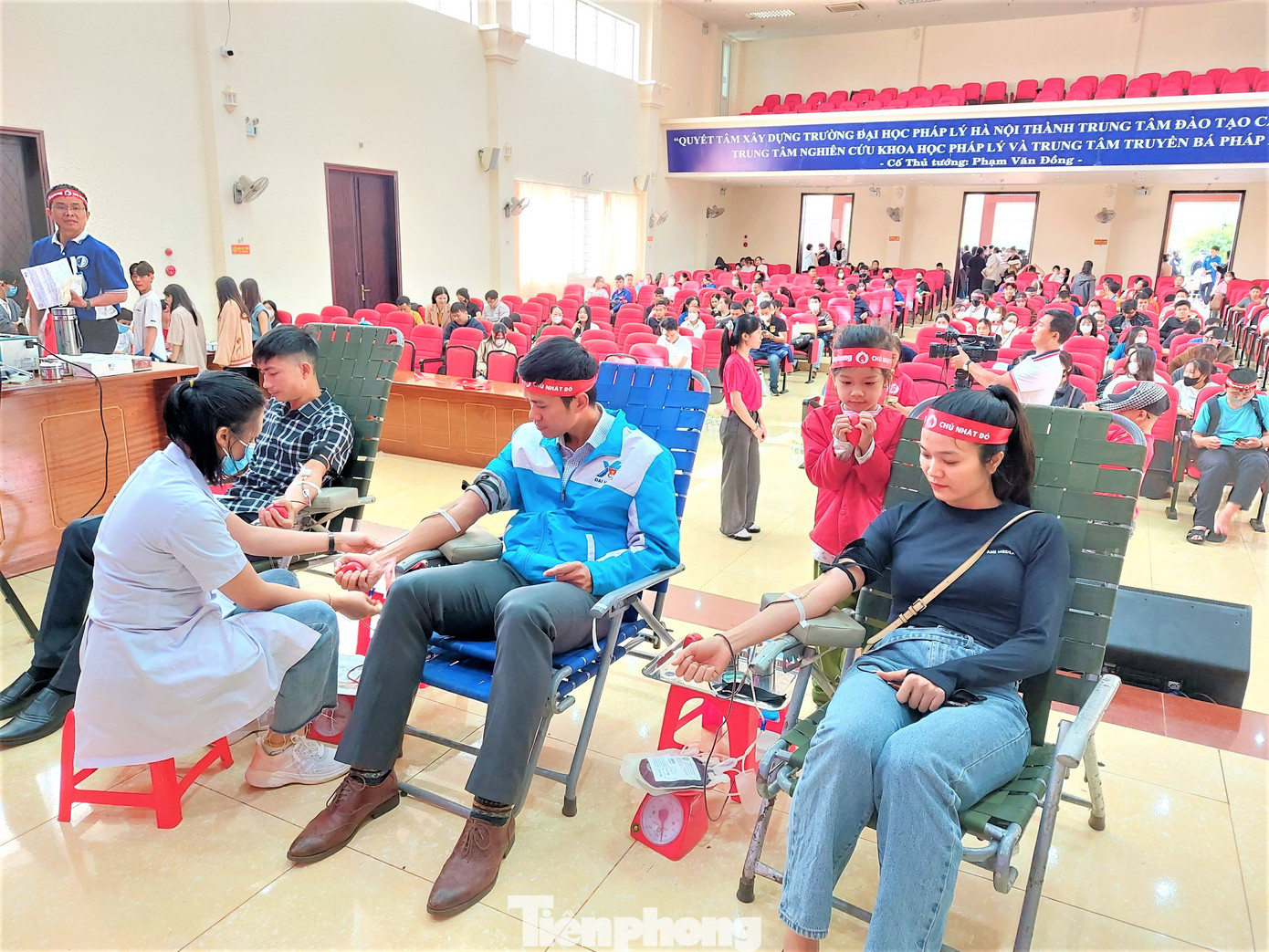 Anh Y Lê Pas Tơr - Phó Bí thư Thường trực Tỉnh Đoàn Đắk Lắk, cùng vợ tham gia hiến máu, con gái đứng cổ vũ Anh Y Lê Pas Tơr - Phó Bí thư Thường trực Tỉnh Đoàn Đắk Lắk, cùng vợ tham gia hiến máu, con gái đứng cổ vũ
