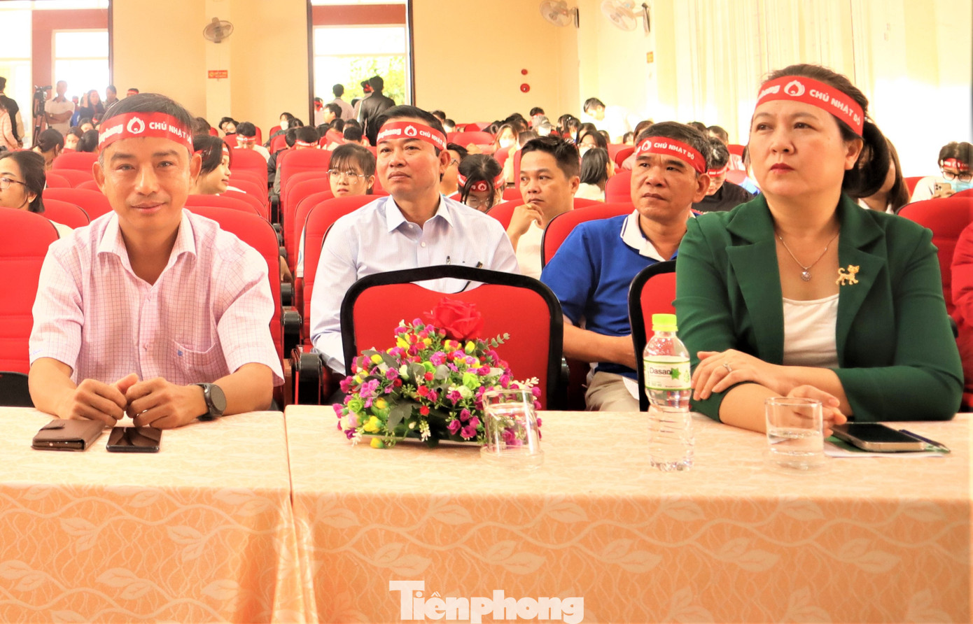Ông Trịnh Hồng Nhựt - Phó Giám đốc BVĐK Vùng Tây Nguyên (ngoài cùng, bên trái); bà Lê Thị Kim Oanh (bên phải, ngoài cùng)- Phó Giám đốc Sở GD&ĐT tỉnh Đắk Lắk... Ông Trịnh Hồng Nhựt - Phó Giám đốc BVĐK Vùng Tây Nguyên (ngoài cùng, bên trái); bà Lê Thị Kim Oanh (bên phải, ngoài cùng)- Phó Giám đốc Sở GD&ĐT tỉnh Đắk Lắk...
