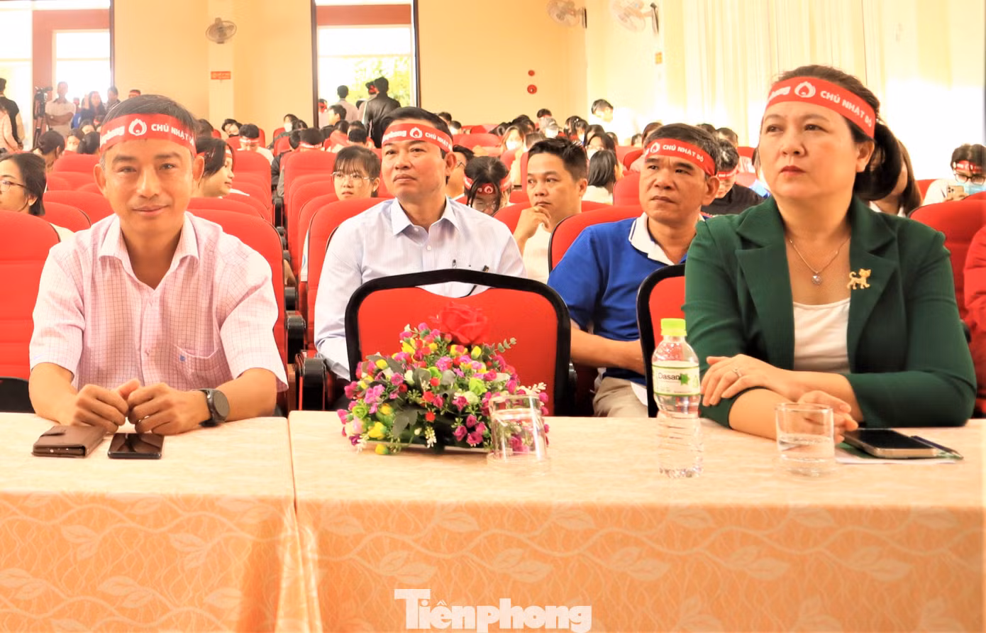 Ông Trịnh Hồng Nhựt - Phó Giám đốc BVĐK Vùng Tây Nguyên (ngoài cùng, bên trái); bà Lê Thị Kim Oanh (bên phải, ngoài cùng)- Phó Giám đốc Sở GD&amp;ĐT tỉnh Đắk Lắk...
