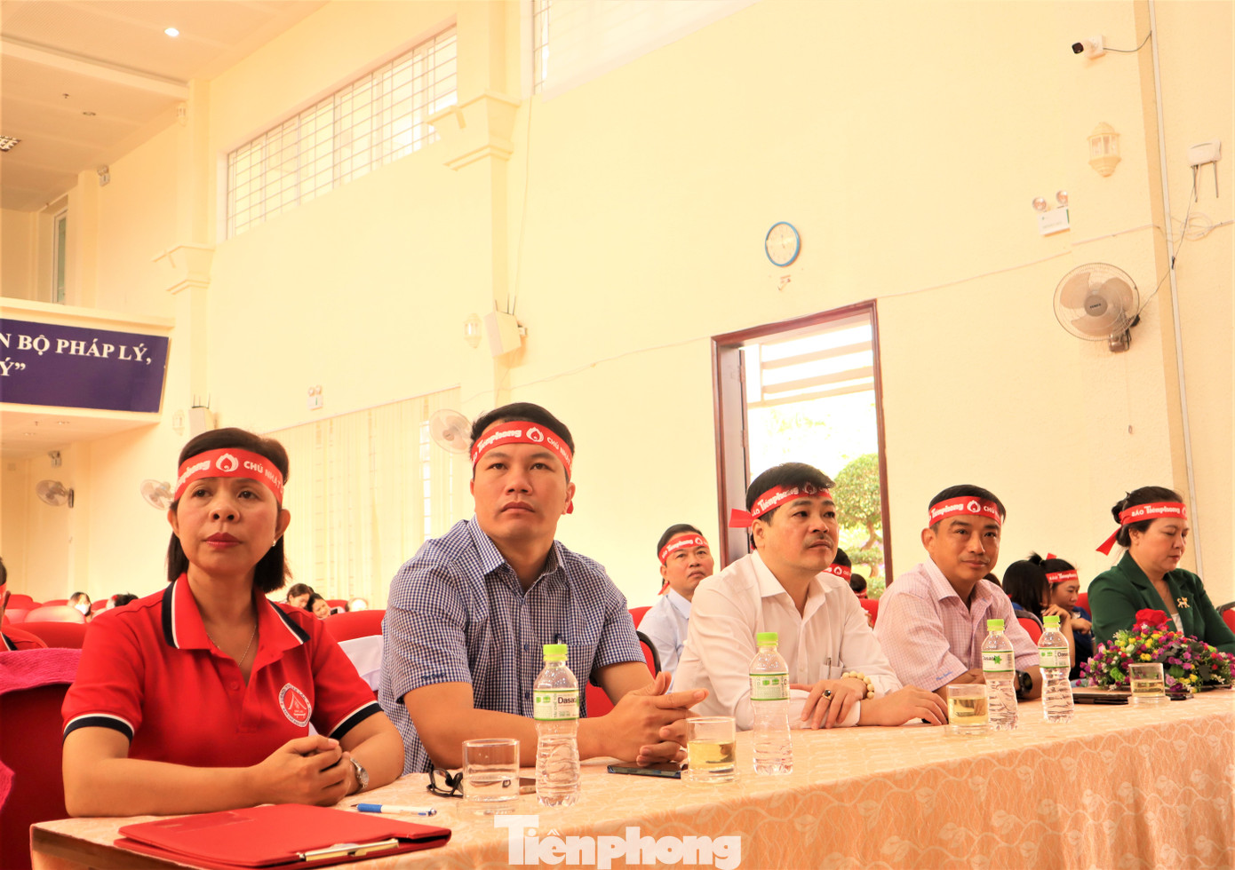 Dự chương trình còn có bà Ayun H’Hương (ngoài cùng, trái) - Chủ tịch Hội Chữ Thập Đỏ tỉnh Đắk Lắk, Phó trưởng Ban Chỉ đạo vận động HMTN tỉnh; ông Trần Quang Huy - Giám đốc Trung tâm Huyết học truyền máu tỉnh Đắk Lắk (thứ 2, từ trái qua); ông Nguyễn Mạnh Hùng (thứ 3, từ trái qua), Phó Giám đốc Phân hiệu Trường Đại học luật Hà Nội tại Đắk Lắk. Dự chương trình còn có bà Ayun H’Hương (ngoài cùng, trái) - Chủ tịch Hội Chữ Thập Đỏ tỉnh Đắk Lắk, Phó trưởng Ban Chỉ đạo vận động HMTN tỉnh; ông Trần Quang Huy - Giám đốc Trung tâm Huyết học truyền máu tỉnh Đắk Lắk (thứ 2, từ trái qua); ông Nguyễn Mạnh Hùng (thứ 3, từ trái qua), Phó Giám đốc Phân hiệu Trường Đại học luật Hà Nội tại Đắk Lắk.