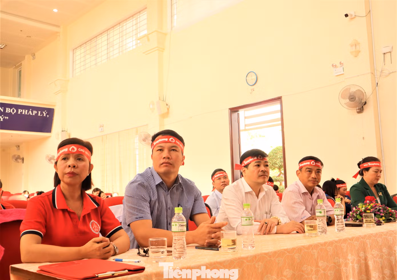 Dự chương trình còn có bà Ayun H’Hương (ngoài cùng, trái) - Chủ tịch Hội Chữ Thập Đỏ tỉnh Đắk Lắk, Phó trưởng Ban Chỉ đạo vận động HMTN tỉnh; ông Trần Quang Huy - Giám đốc Trung tâm Huyết học truyền máu tỉnh Đắk Lắk (thứ 2, từ trái qua); ông Nguyễn Mạnh Hùng (thứ 3, từ trái qua), Phó Giám đốc Phân hiệu Trường Đại học luật Hà Nội tại Đắk Lắk.
