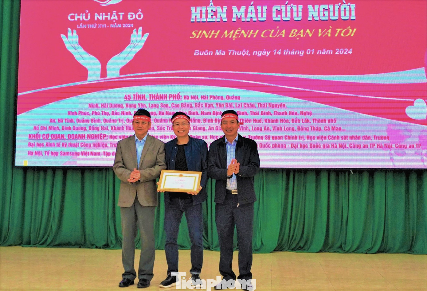 Nhà báo Phạm Đình Thắng - Trưởng Ban Kinh tế-Xã hội, kiêm Trưởng Văn phòng Đại diện báo Tiền Phong KV Tây Nguyên nhận Bằng khen của UBND tỉnh Đắk Lắk. Nhà báo Phạm Đình Thắng - Trưởng Ban Kinh tế-Xã hội, kiêm Trưởng Văn phòng Đại diện báo Tiền Phong KV Tây Nguyên nhận Bằng khen của UBND tỉnh Đắk Lắk.