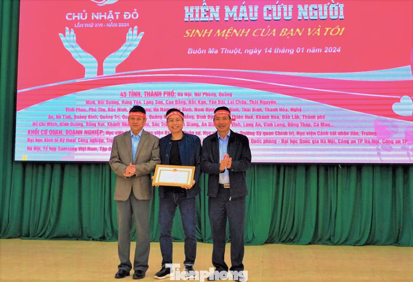 Nhà báo Phạm Đình Thắng - Trưởng Ban Kinh tế-Xã hội, kiêm Trưởng Văn phòng Đại diện báo Tiền Phong KV Tây Nguyên nhận Bằng khen của UBND tỉnh Đắk Lắk.