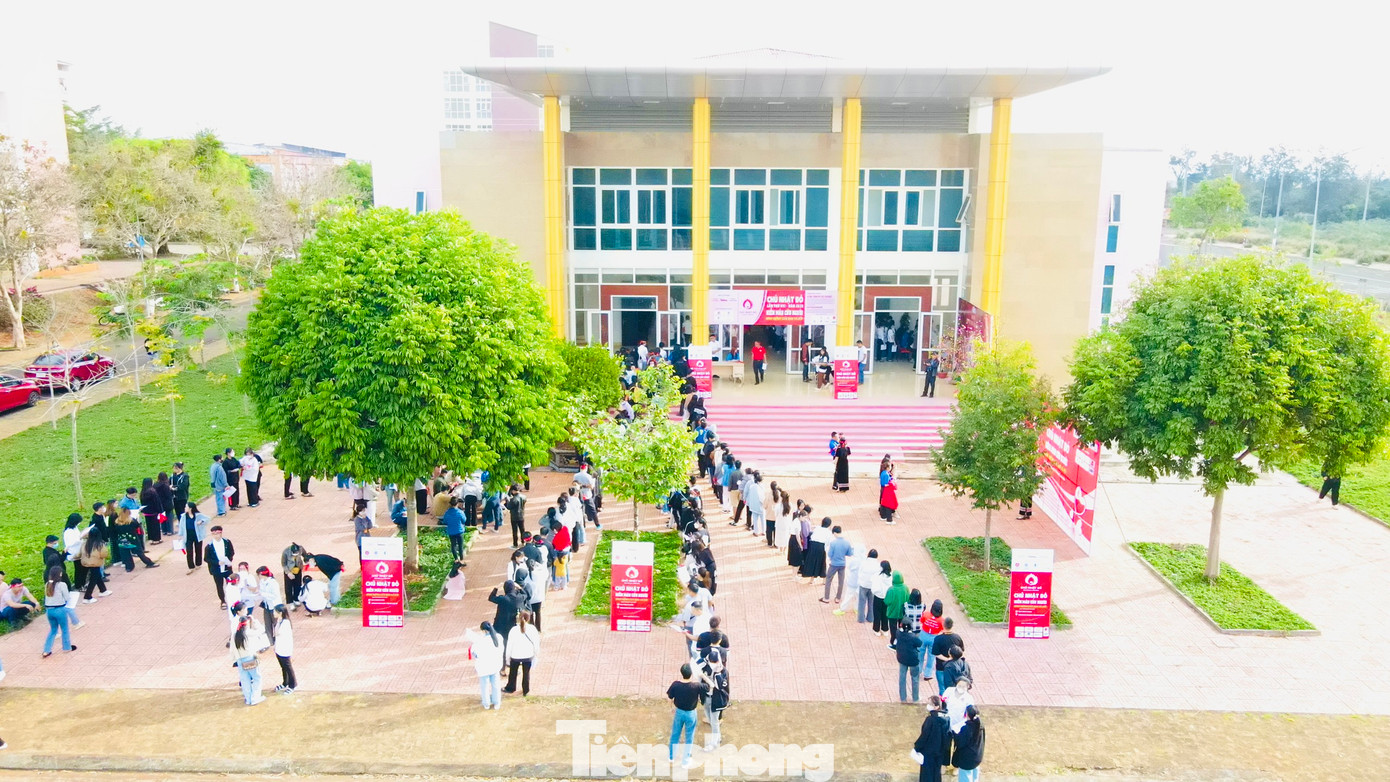 Các tình nguyện viên xếp hàng, đăng ký hiến máu Các tình nguyện viên xếp hàng, đăng ký hiến máu