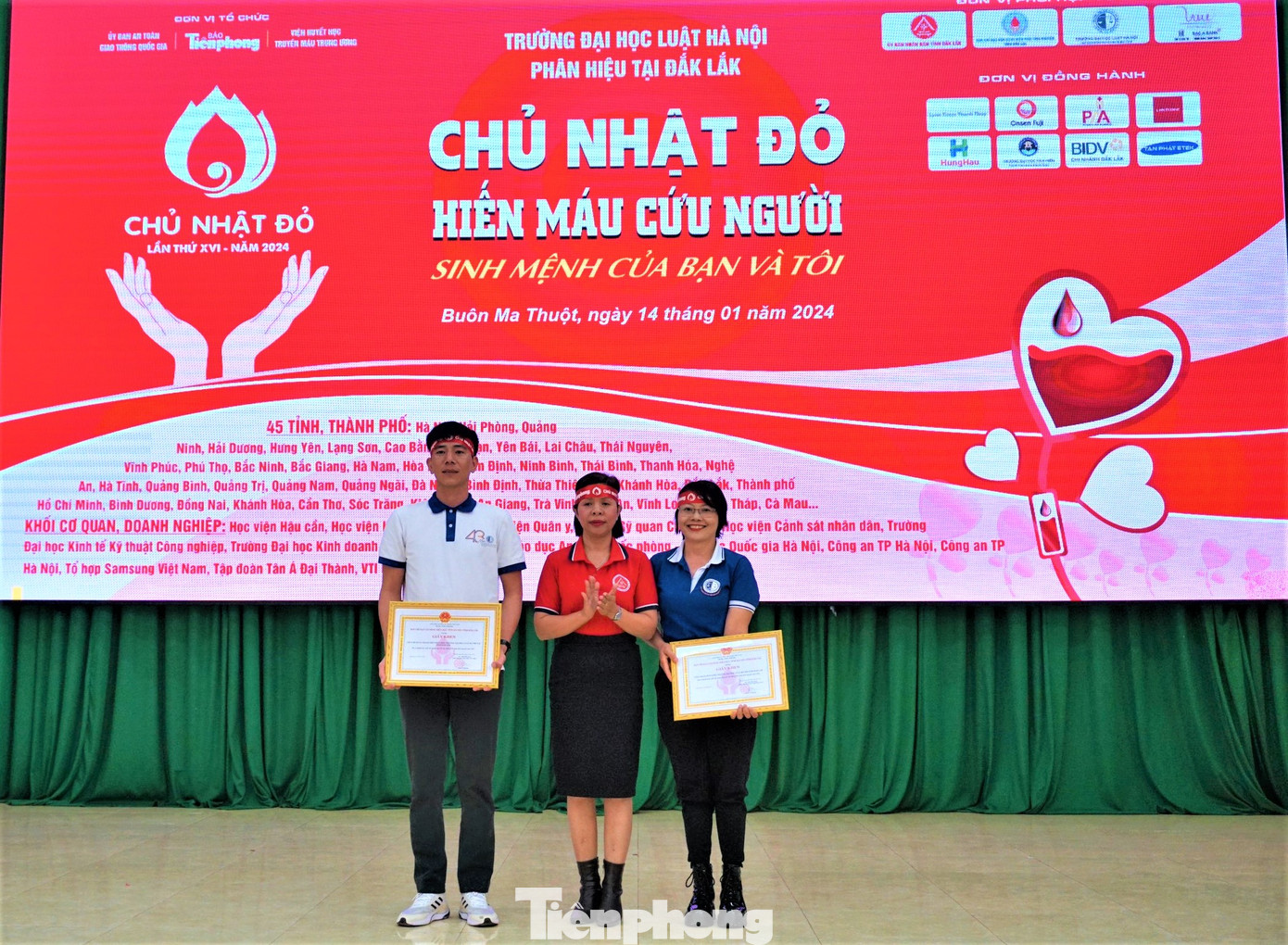 Tập thể Phân hiệu Trường Đại học luật Hà Nội tại tỉnh Đắk Lắk nhận Giấy khen của Ban Chỉ đạo vận động HMTN tỉnh Tập thể Phân hiệu Trường Đại học luật Hà Nội tại tỉnh Đắk Lắk nhận Giấy khen của Ban Chỉ đạo vận động HMTN tỉnh