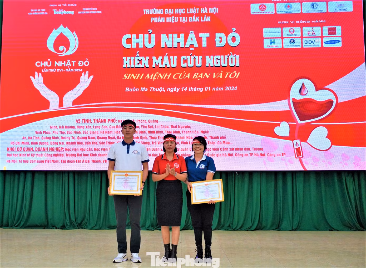 Tập thể Phân hiệu Trường Đại học luật Hà Nội tại tỉnh Đắk Lắk nhận Giấy khen của Ban Chỉ đạo vận động HMTN tỉnh