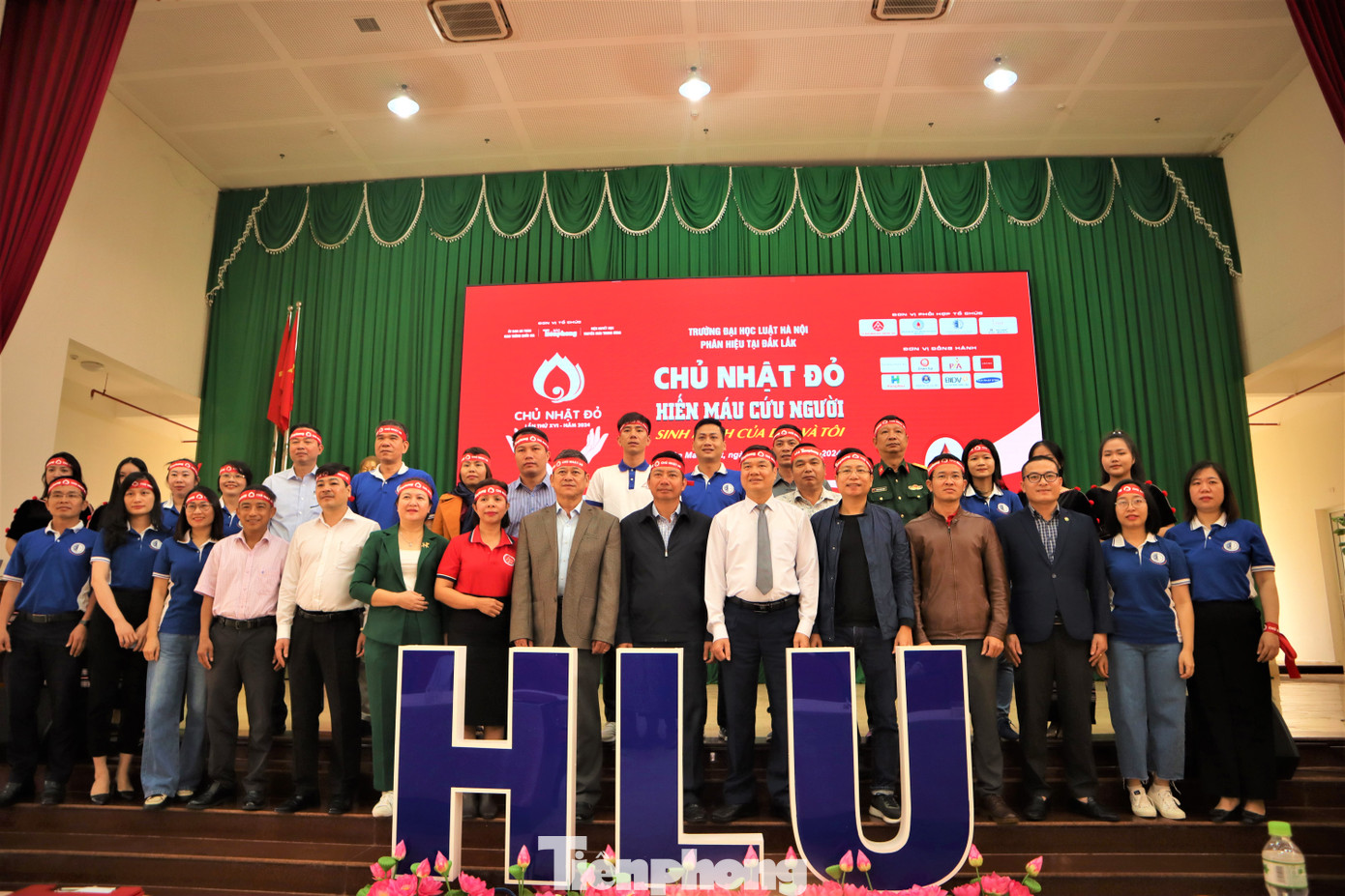 Các đại biểu chụp ảnh lưu niệm Các đại biểu chụp ảnh lưu niệm