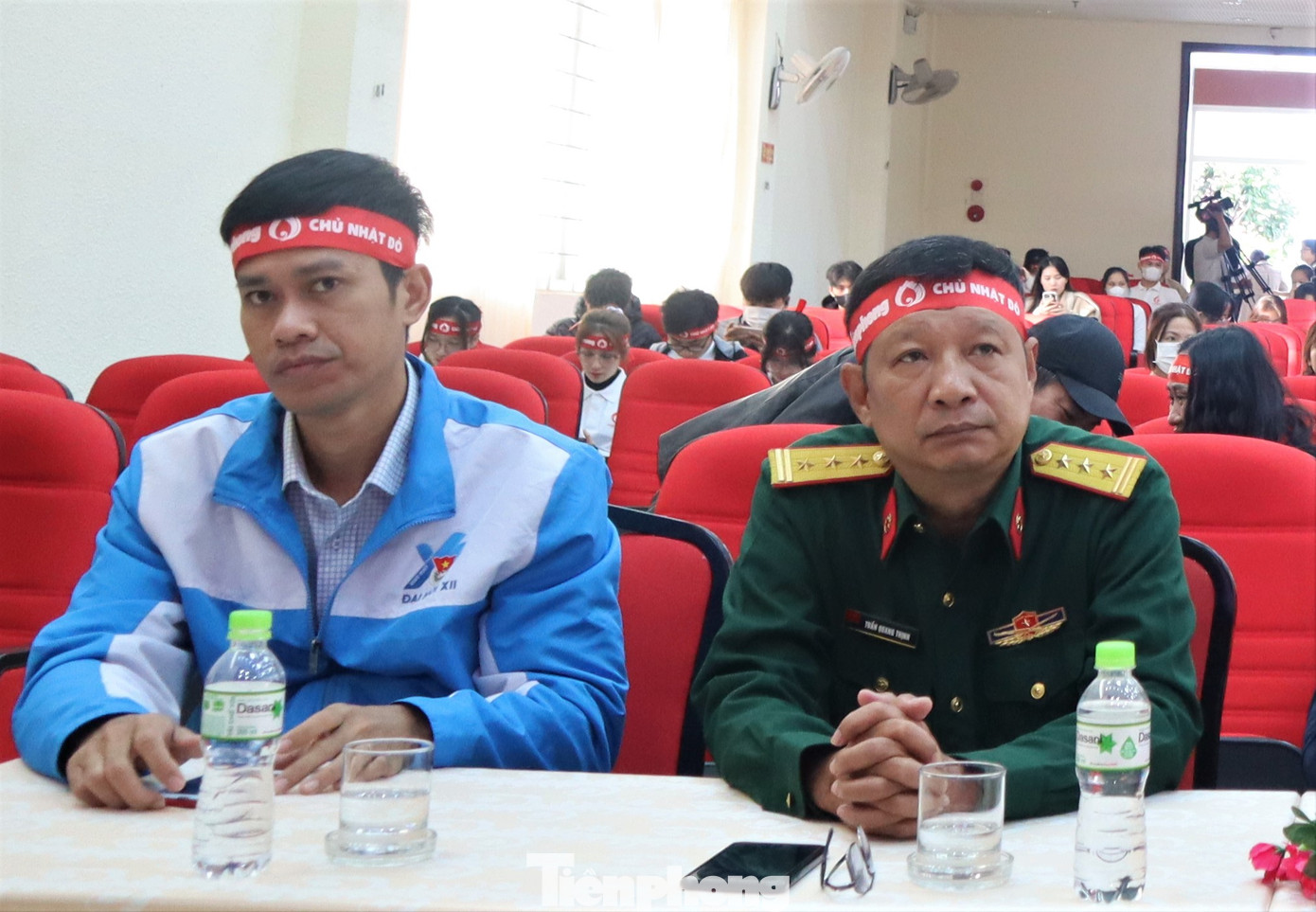 Anh Y Lê Pas Tơr - Phó Bí thư Thường trực Tỉnh Đoàn Đắk Lắk, Chủ tịch Hội Liên hiệp TNVN tỉnh; Thượng tá Trần Quang Thịnh - Bệnh xá trưởng Bộ Chỉ huy Quân sự tỉnh Đắk Lắk cùng tham dự chương trình Anh Y Lê Pas Tơr - Phó Bí thư Thường trực Tỉnh Đoàn Đắk Lắk, Chủ tịch Hội Liên hiệp TNVN tỉnh; Thượng tá Trần Quang Thịnh - Bệnh xá trưởng Bộ Chỉ huy Quân sự tỉnh Đắk Lắk cùng tham dự chương trình