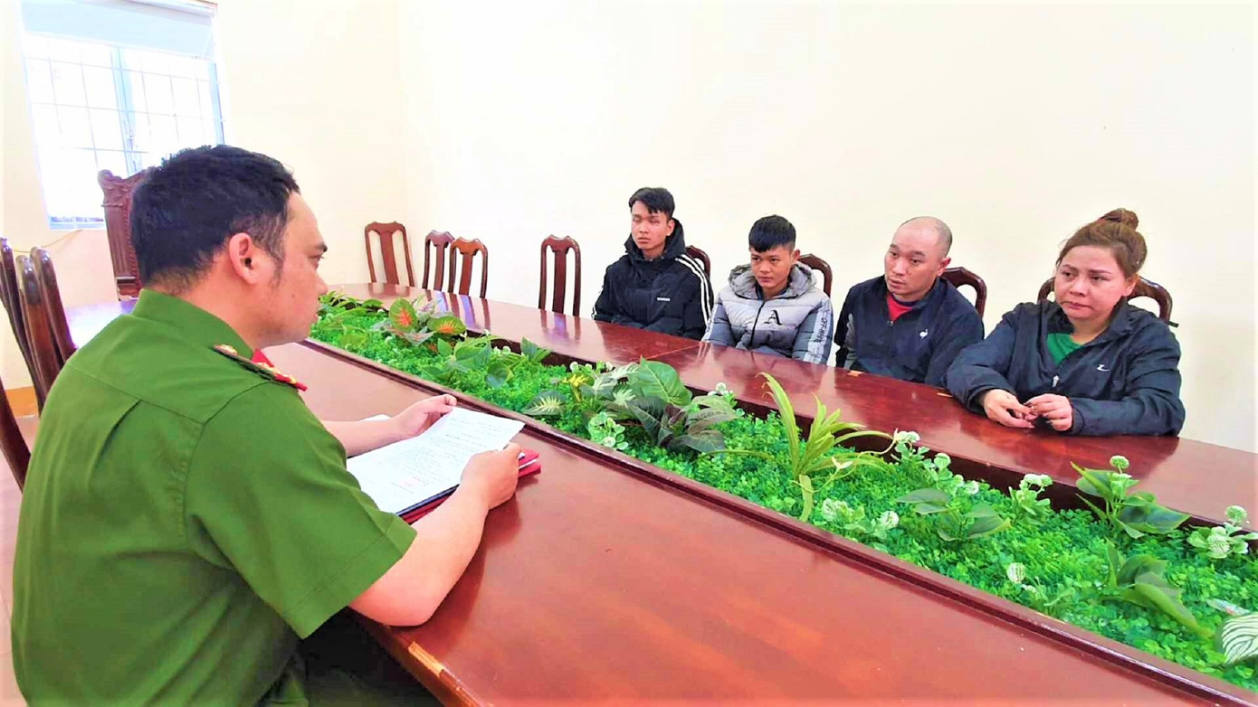 Công an làm việc với vợ chồng Phong và các đối tượng liên quan