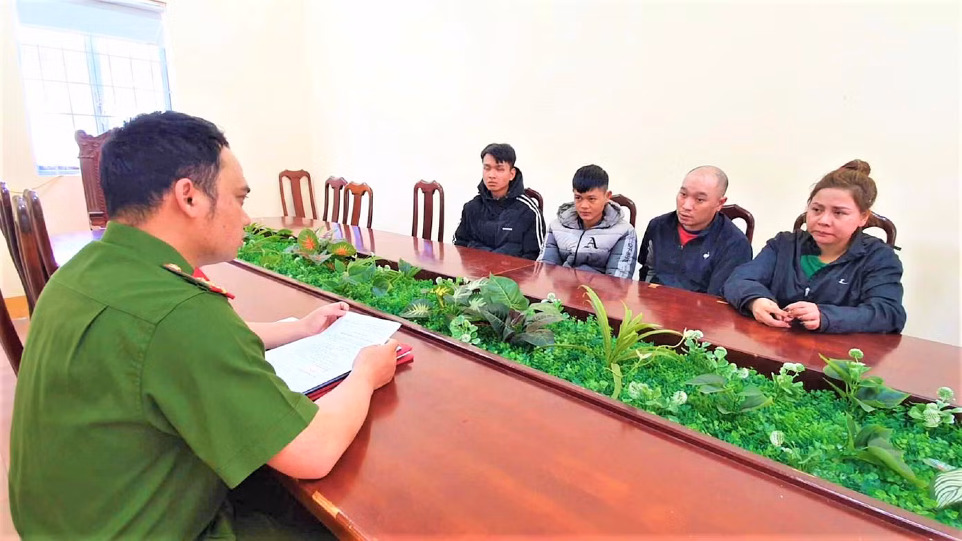 Công an làm việc với vợ chồng Phong và các đối tượng liên quan