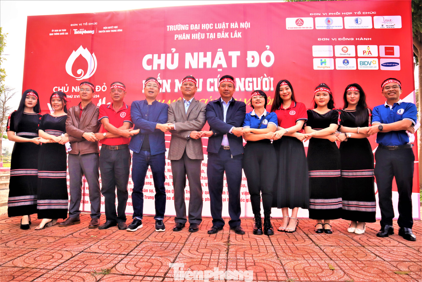 Các đại biểu chụp ảnh kỷ niệm tại chương trình. Các đại biểu chụp ảnh kỷ niệm tại chương trình.