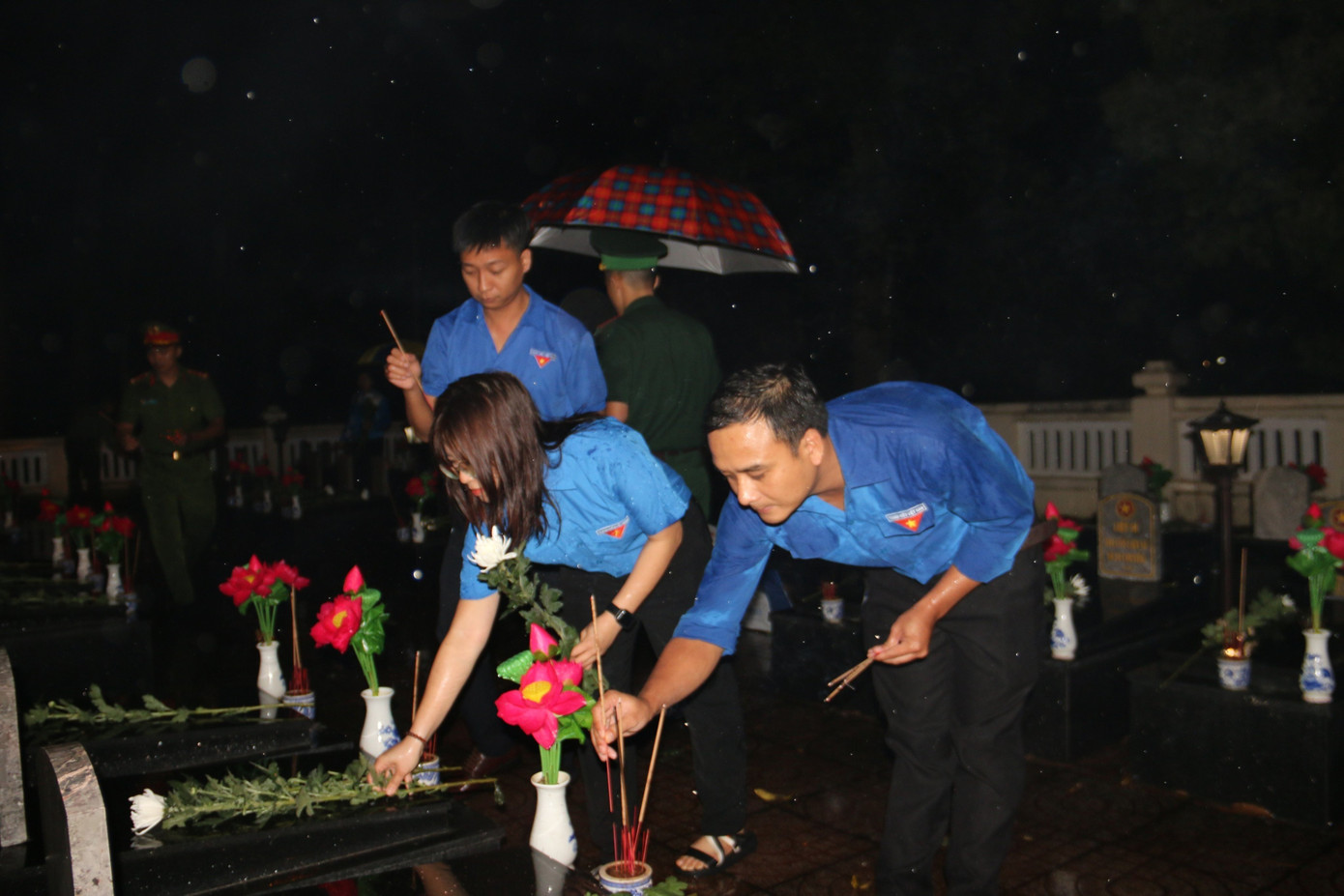 Thanh niên tỉnh Đắk Nông tham gia lễ thắp hương, tri ân các anh hùng liệt sĩ