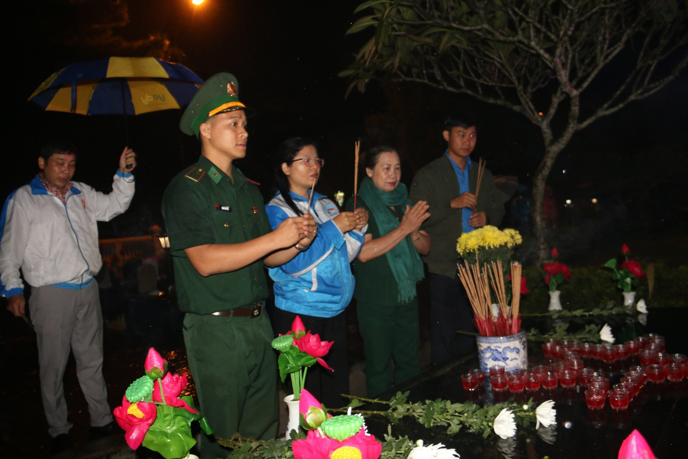 Nén hương tri ân, thể hiện lòng thành kính với các anh hùng nằm xuống vì độc lập dân tộc