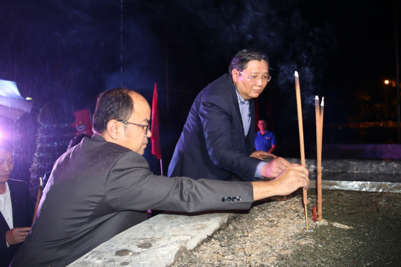 Ông Y Quang B'Krông - Phó Chủ tịch Thường trực HĐND tỉnh (trái); ông Lê Văn Chiến-Phó Chủ tịch Thường trực UBND tỉnh tại lễ dâng hương