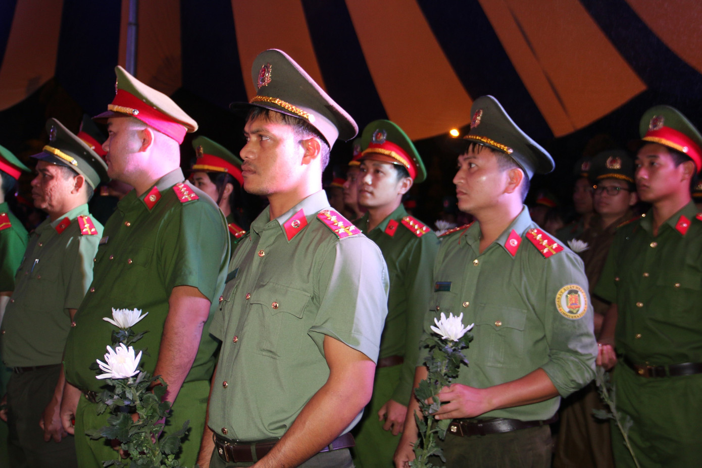 Lực lượng công an tham gia lễ dâng hương, thắp nến tri ân