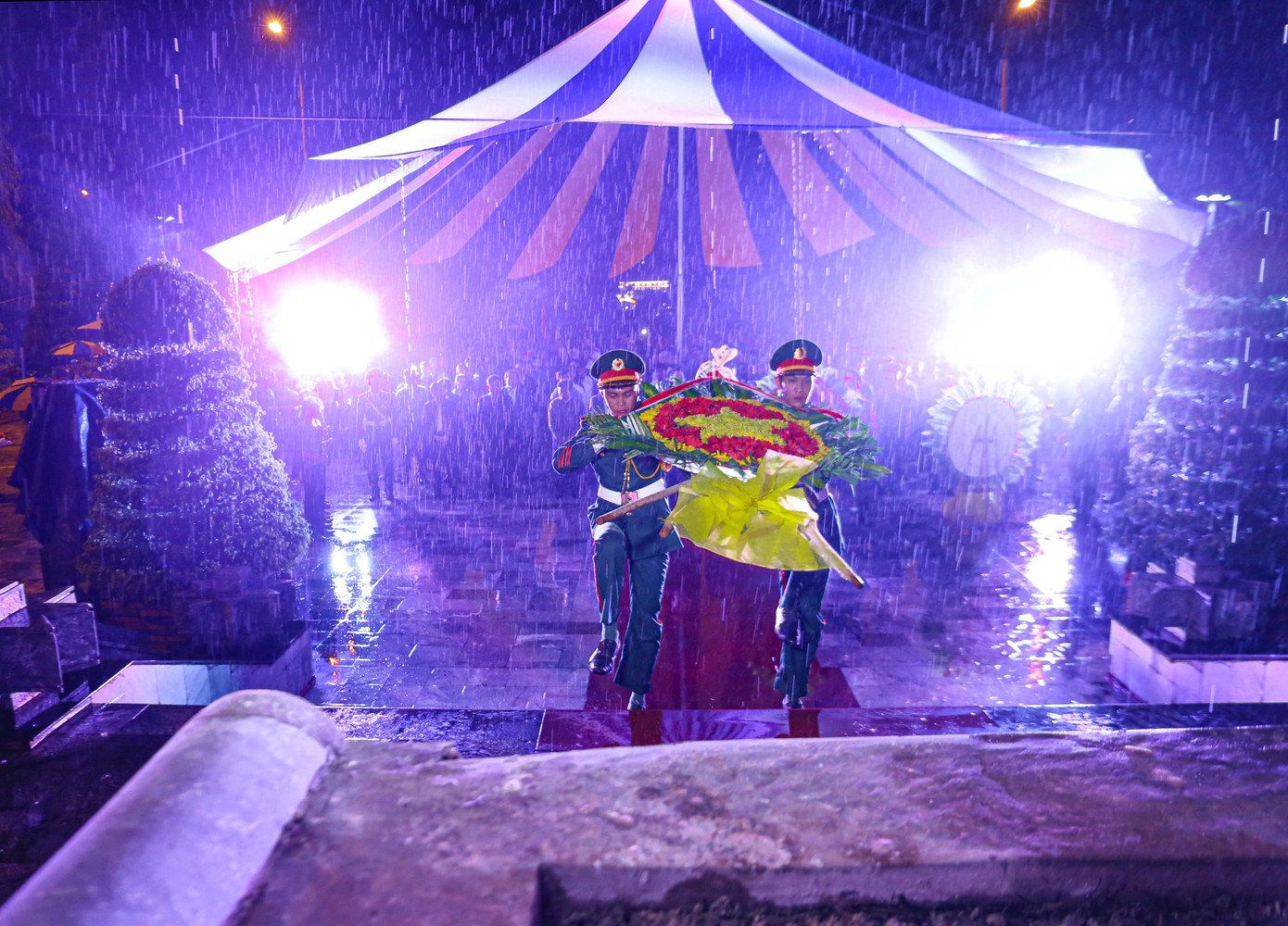 Buổi lễ diễn ra dưới cơn mưa nặng hạt