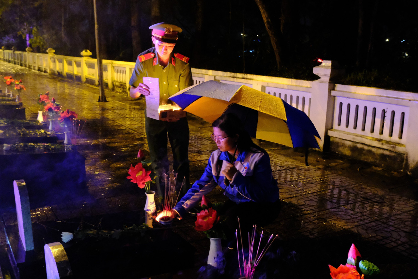 Chị H'Hồng - Phó Bí thư Tỉnh Đoàn Đắk Nông thắp lên những ngọn nến thiêng