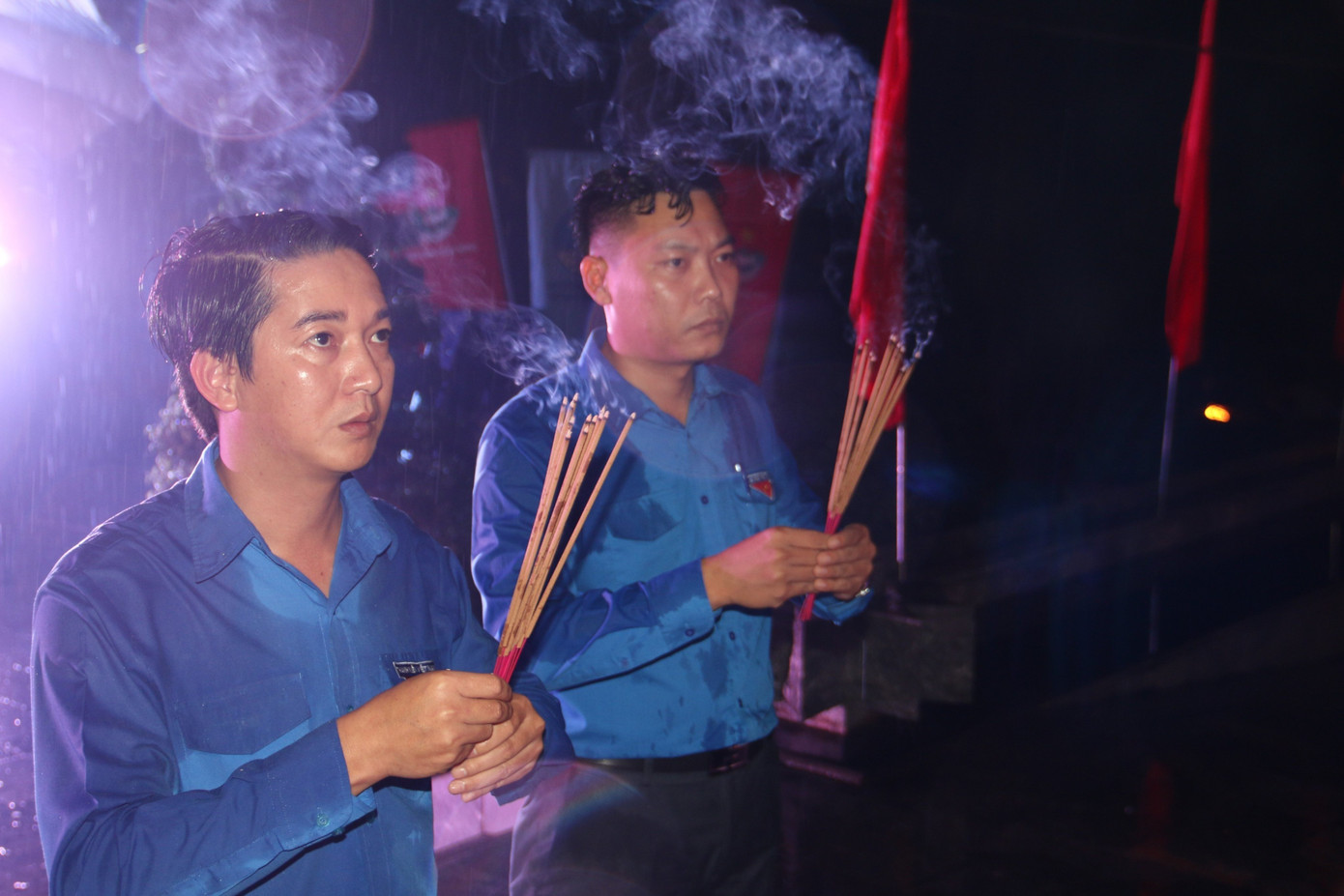 Anh Trương Văn Bình - Phó Bí thư Phụ trách Tỉnh Đoàn (trái), và anh Trần Việt Anh - Phó Bí thư Tỉnh Đoàn, dâng hương tại buổi lễ