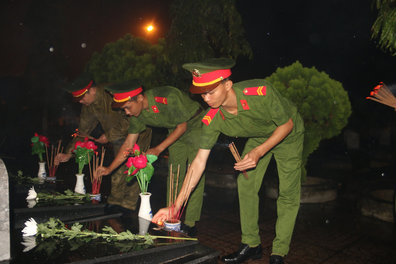 Lực lượng công an nhân dân thắp hương tại các phần mộ liệt sĩ