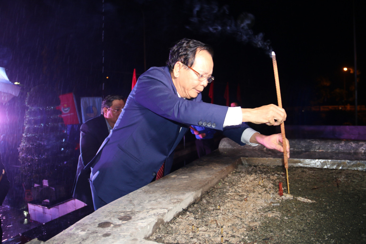 Ông Ngô Thanh Danh - Bí thư Tỉnh ủy Đắk Nông, thắp hương tri ân