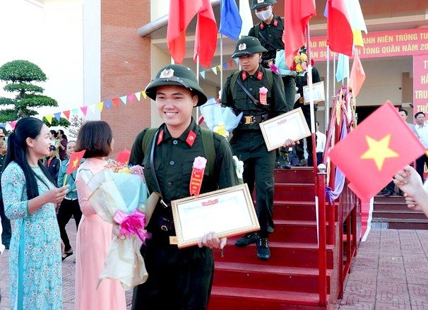 Các tân binh ở Kon Tum đi qua cầu vinh quang. Ảnh: Phúc Thắng Các tân binh ở Kon Tum đi qua cầu vinh quang. Ảnh: Phúc Thắng