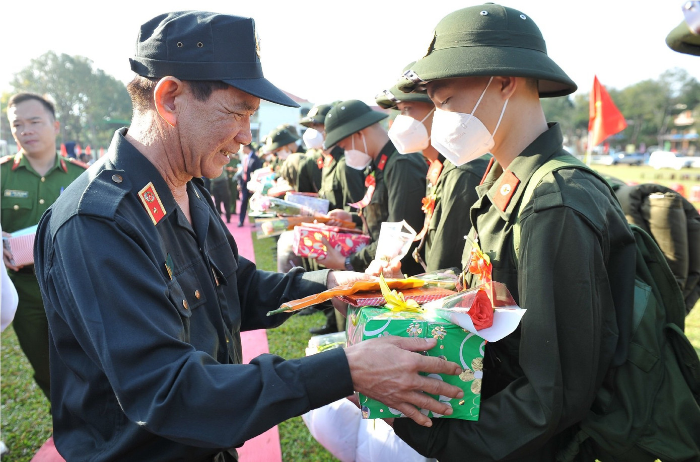 Thiếu tướng Nguyễn Thanh Bảnh - Phó Tư lệnh Cảnh sát cơ động, Bộ Công an, trao quà động viên các tân binh Thiếu tướng Nguyễn Thanh Bảnh - Phó Tư lệnh Cảnh sát cơ động, Bộ Công an, trao quà động viên các tân binh