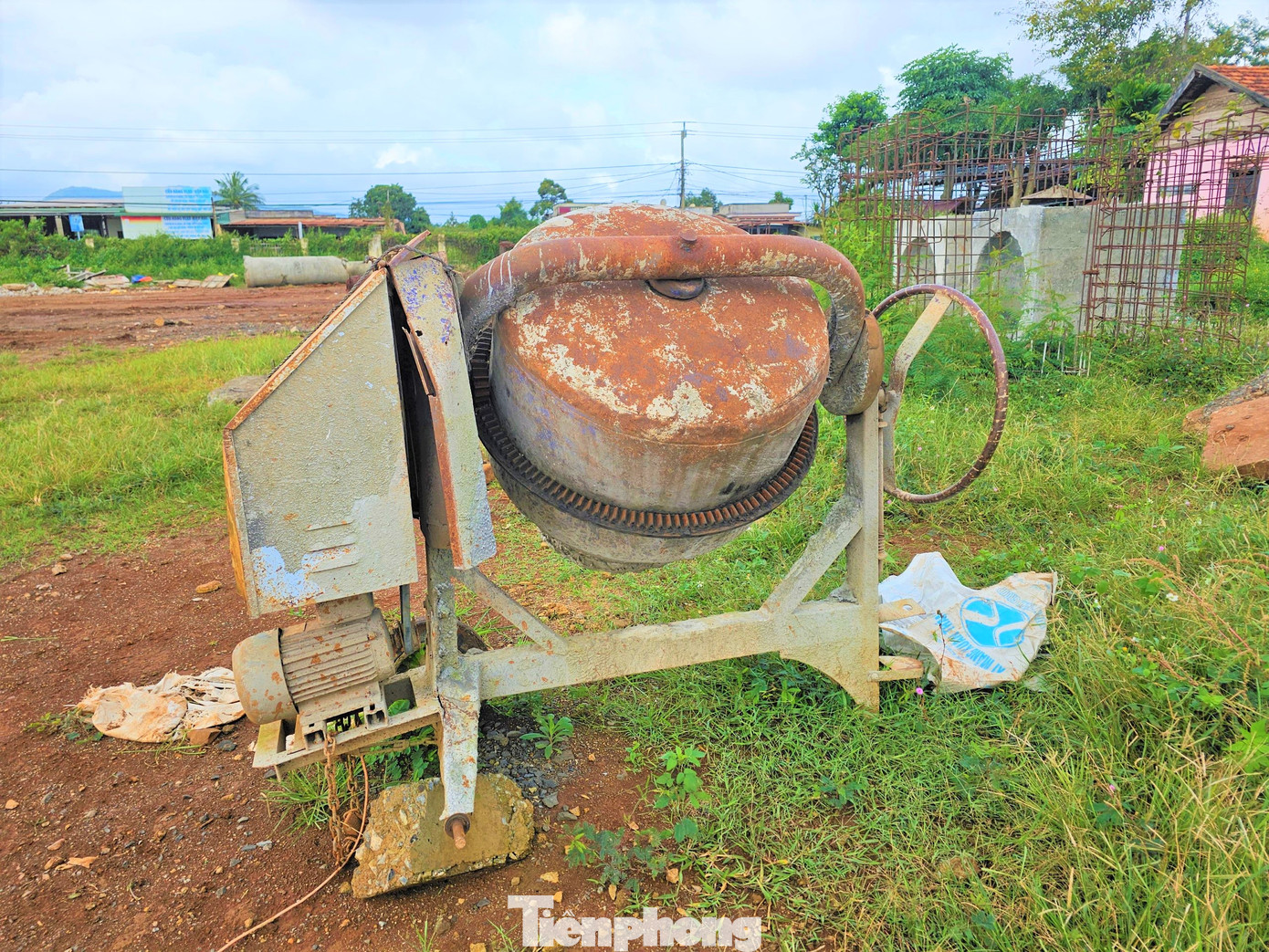 Máy trộn vật liệu được đặt trong khu thể thao cùng với nhiều ống bê tông cốt thép.