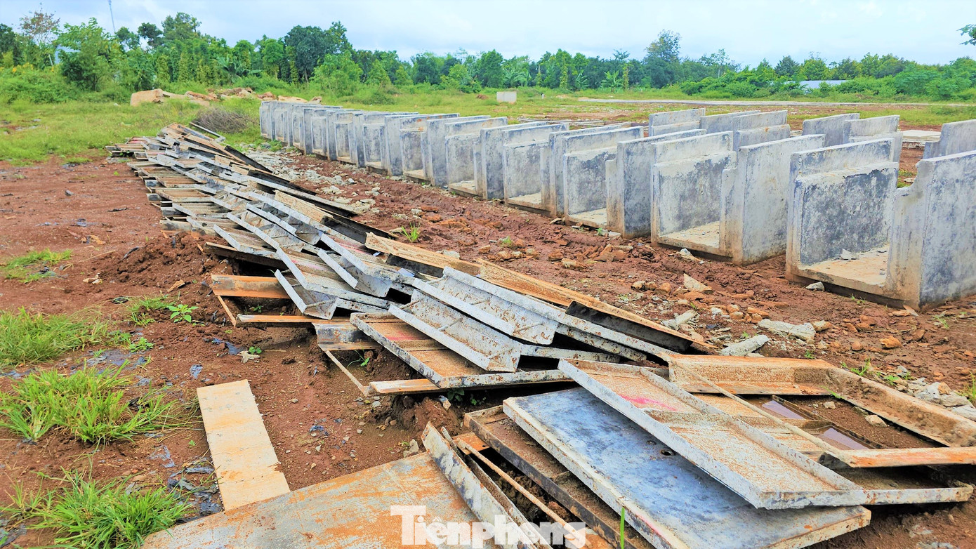 Khuôn đúc cùng những khối bê tông được tập kết số lượng lớn tại sân thể thao.