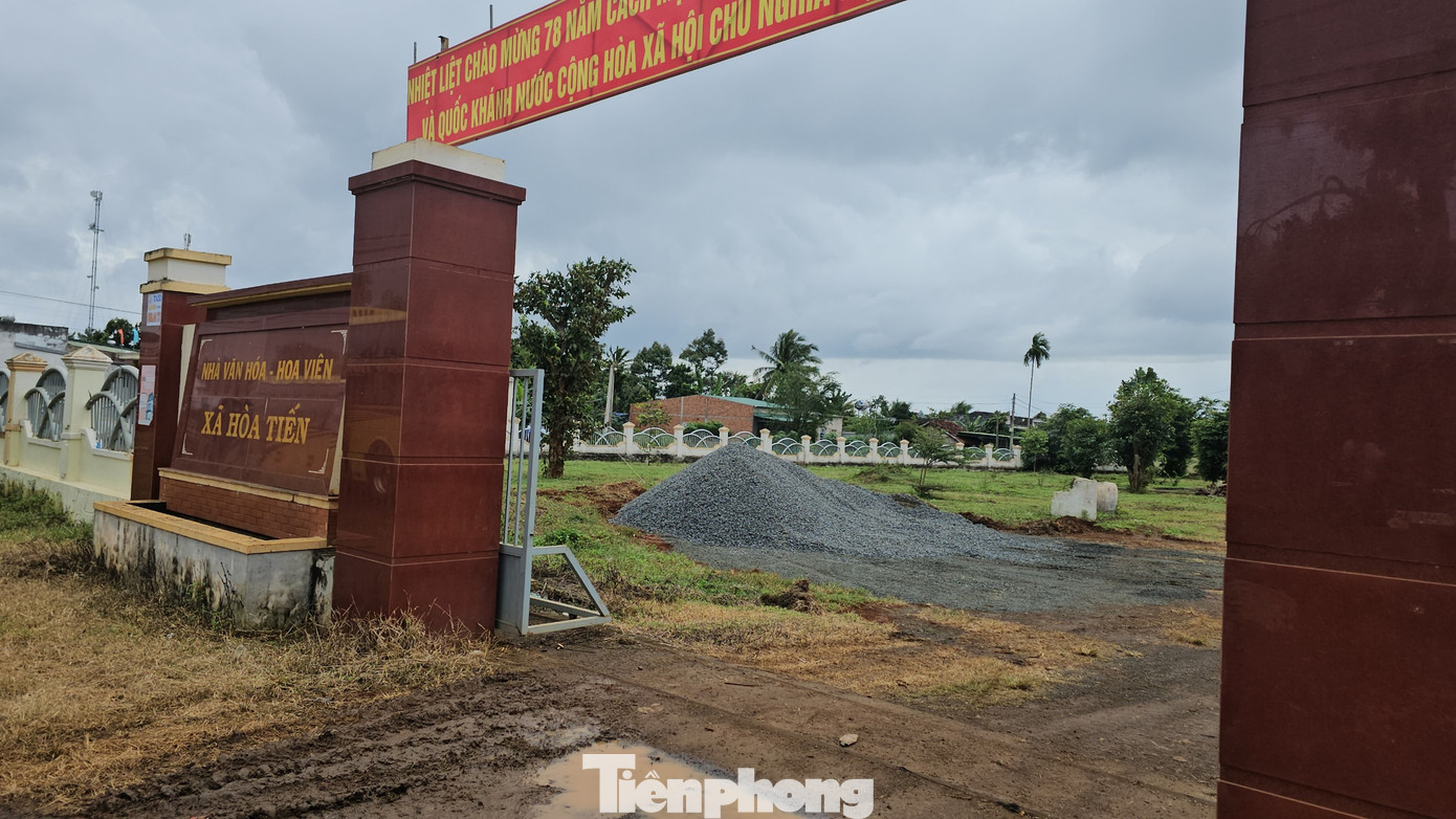 Nhà văn hóa - Hoa viên xã Hòa Tiến (huyện Krông Pắc, Đắk Lắk) cũng được chính quyền xã này cho một công ty xây dựng đường liên xã mượn làm bãi tập kết vật liệu.
