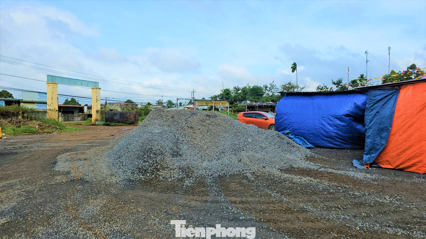 Theo phản ánh, sân vận động này bị biến thành bãi tập kết vật liệu xây dựng đã thời gian dài