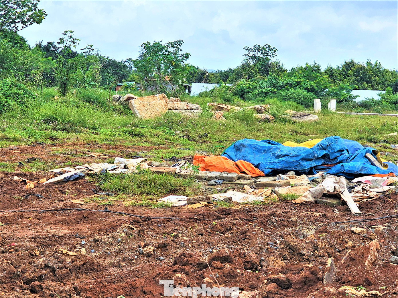 Khung cảnh nham nhở khi sân thể thao bị biến thành bãi tập kết vật liệu xây dựng.