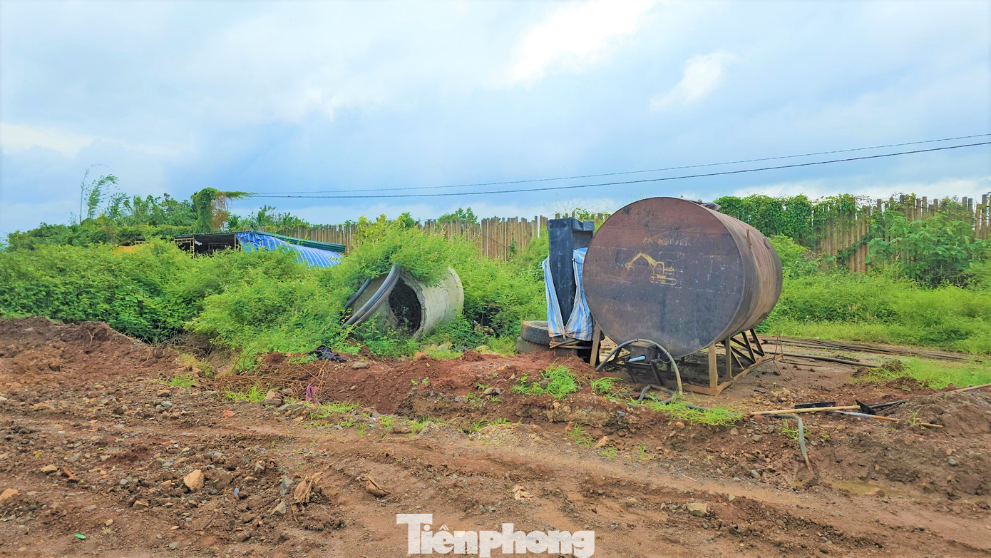 Bồn chứa, ống dây... trong sân thể thao