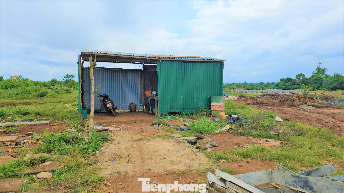 Nhà tạm cũng được "mọc" trong sân thể thao.