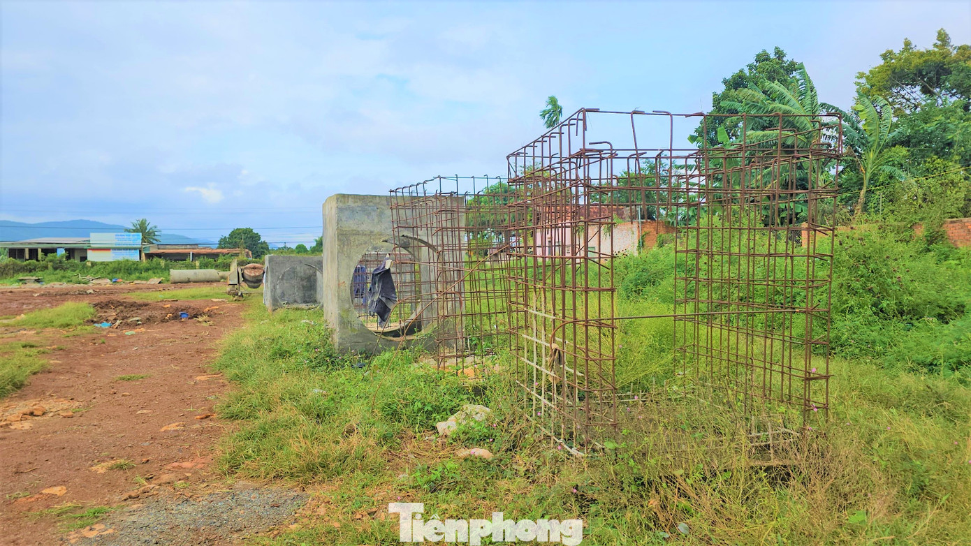 Những khối thép có dấu hiệu hoen gỉ, được tập kết tại đây trong thời gian dài.